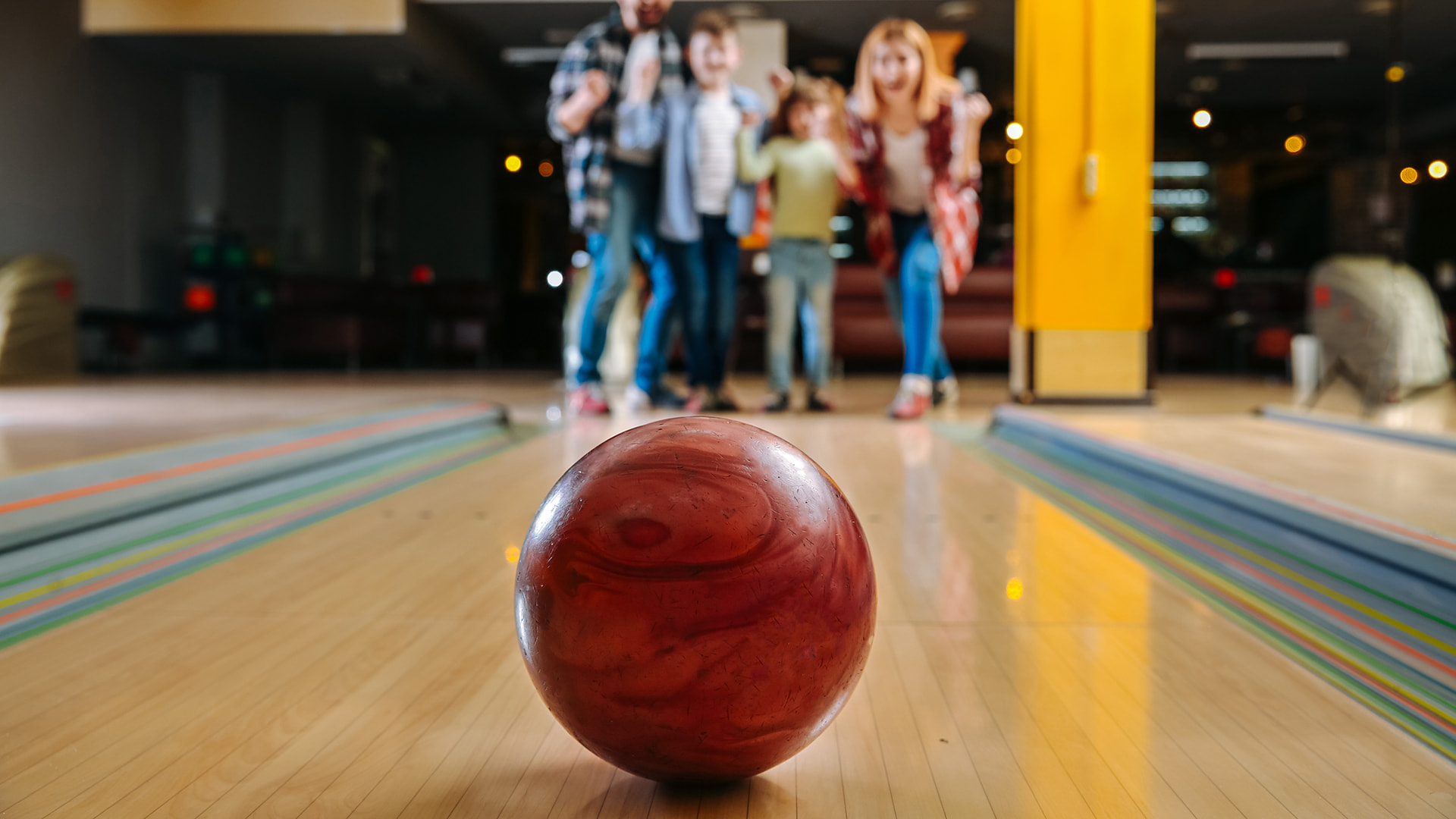Två glada barn håller i varsitt bowlingklot